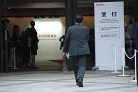 定時株主総会の会場に入る東芝の株主＝２０１６年６月２２日撮影