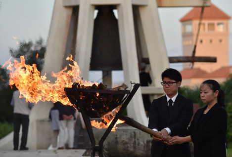 鎮魂の火を灯す遺族代表＝沖縄県糸満市摩文仁で２０１６年６月２２日午後７時１２分、須賀川理撮影