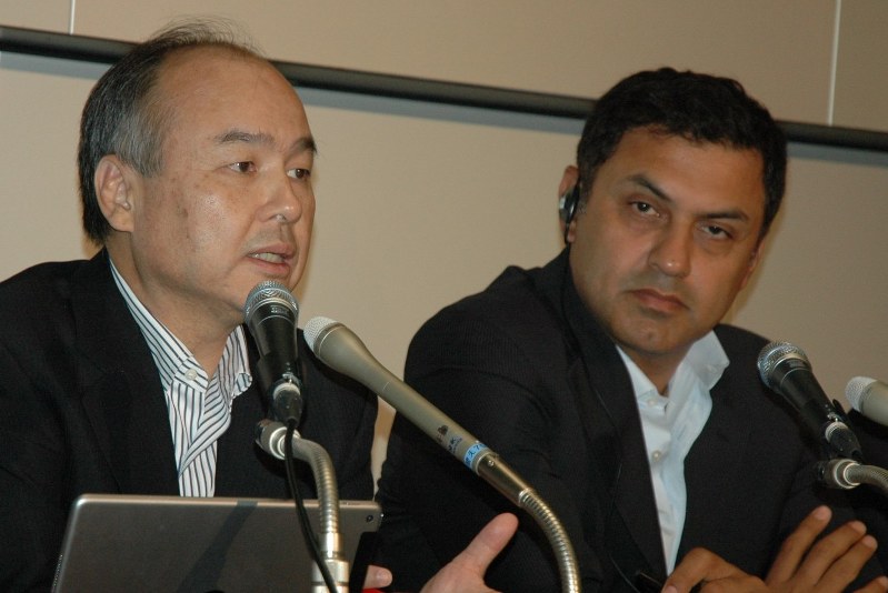 2015年5月、ソフトバンクの決算発表をするニケシュ・アローラ副社長(右)と孫正義社長=東京都中央区で、鈴木一也撮影