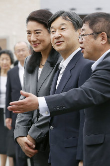 岩手県宮古市田老地区の高台に造られた三王団地を視察される皇太子さまと雅子さま＝２０１６年６月２１日午後１時半（代表撮影）