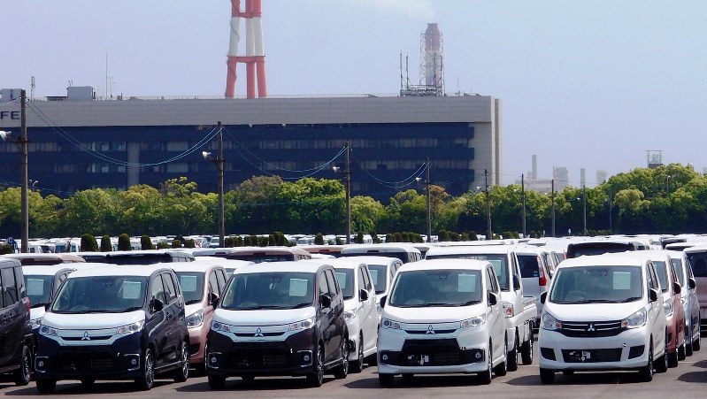 三菱自動車・水島製作所の工場近くに保管されていた新車=2016年5月5日、土屋渓撮影