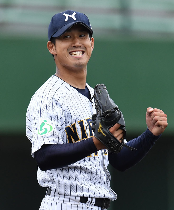 完封勝利で本大会出場を決め、マウンド上で喜ぶ日本通運の渡辺=丸山博撮影