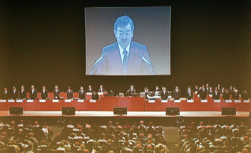 株主総会で赤字決算について厳しい表情で話すシャープの高橋興三社長ら役員=大阪市西区で2016年6月23日午前9時31分、小関勉撮影