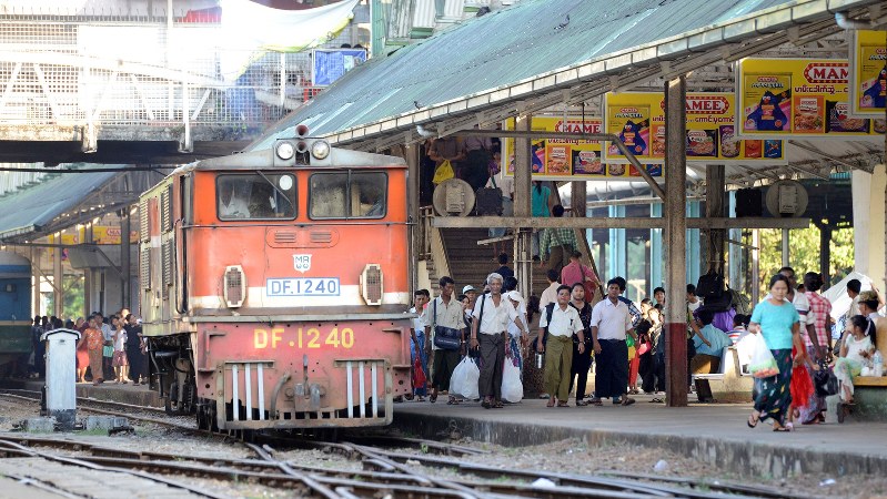 ミャンマーのヤンゴン中央駅=2015年11月29日、竹内紀臣撮影
