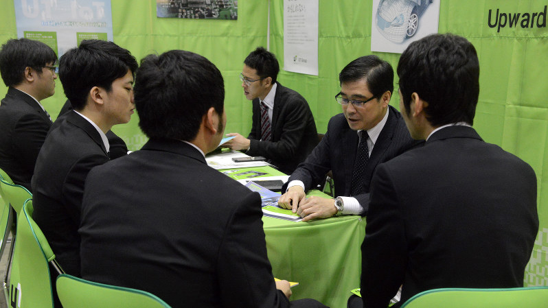 マイナビ合同会社説明会では企業側も優秀な学生を獲得しようと必死に自社をアピール=東京都内で、竹内紀臣撮影
