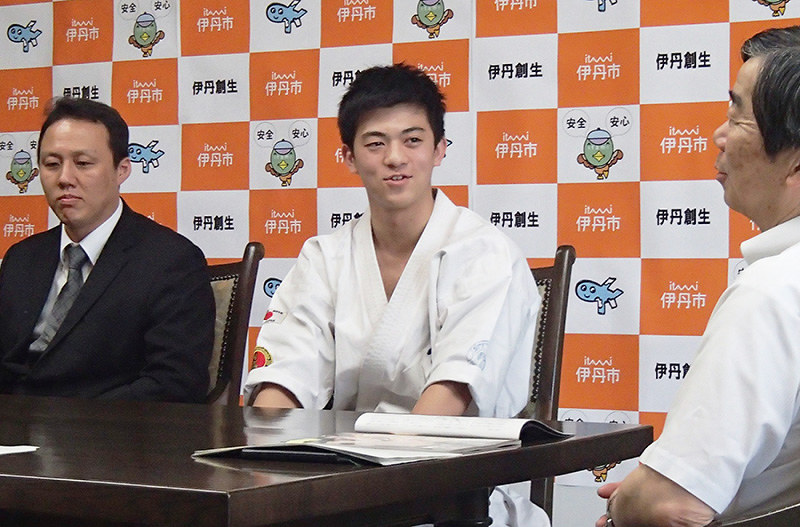 藤原保幸・伊丹市長を表敬訪問した小野寺天汰さん=兵庫県伊丹市役所で、山本未来撮影