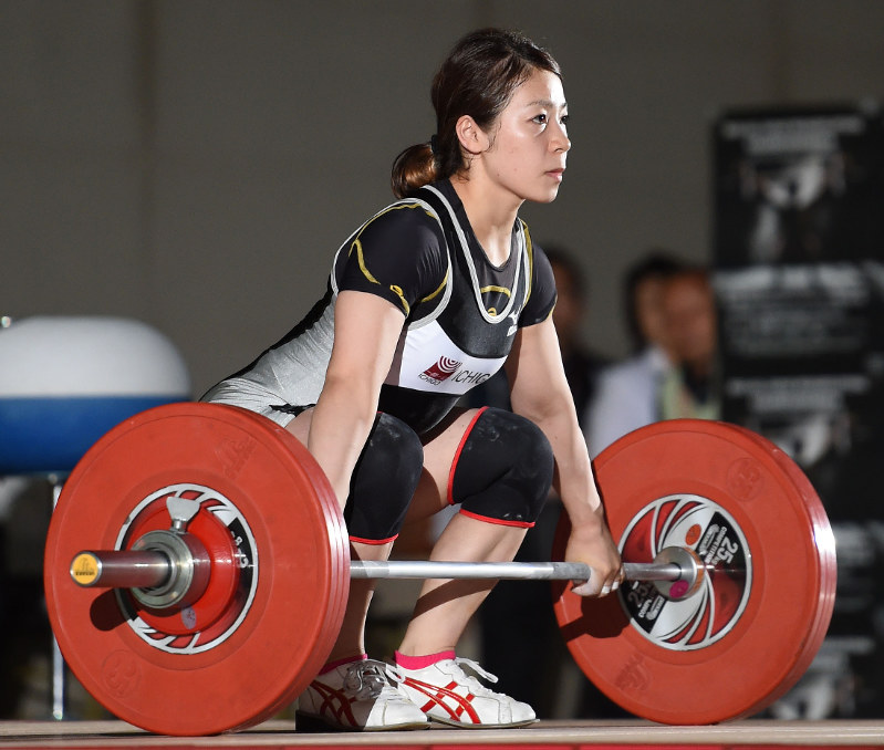 けがを抱えながらも今年5月の全日本選手権に出場した三宅宏実。53キロ級で結果は4位だった=山梨市で、望月亮一撮影