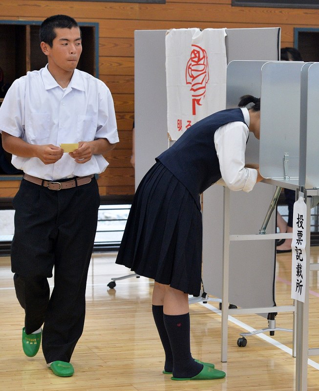 参院選：奈良・橿原高に期日前投票所 生徒も用紙交付 [写真特集6/7