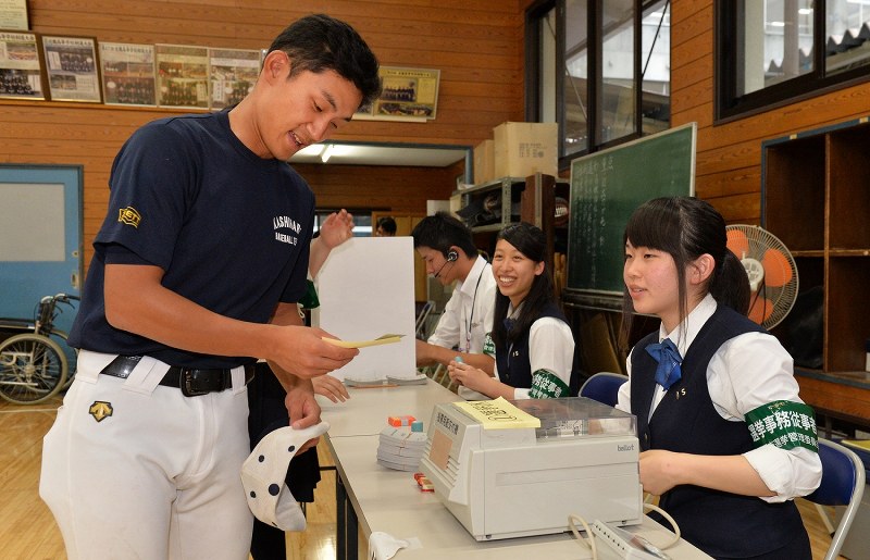 参院選：奈良・橿原高に期日前投票所 生徒も用紙交付 [写真特集9/7