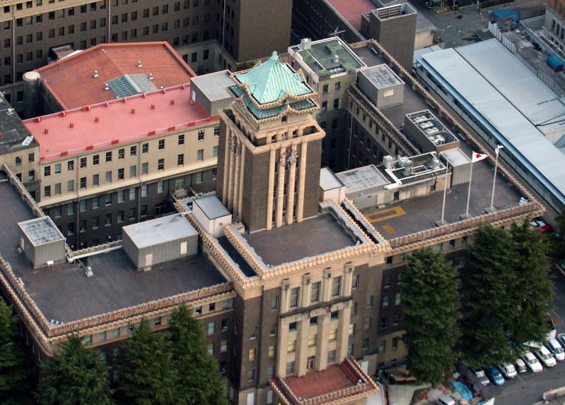 帝冠様式で建てられた名古屋市役所本庁舎=名古屋市中区で、本社ヘリから兵藤公治撮影