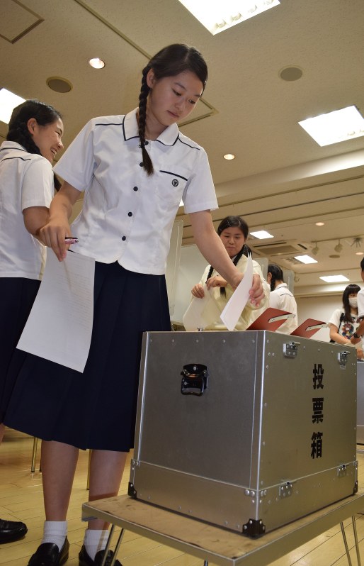 模擬投票をする高校生=岡崎市で2016年6月18日午後2時41分、太田敦子撮影