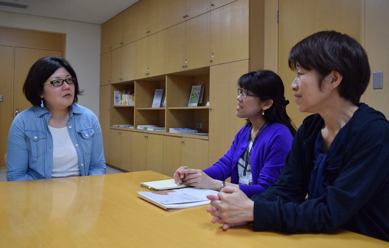 横浜市男女共同参画推進協会のスタッフに非正規雇用のシングル女性ゆえの不安や悩みを語る茂木直子さん(左端)=横浜市戸塚区の男女共同参画センター横浜で