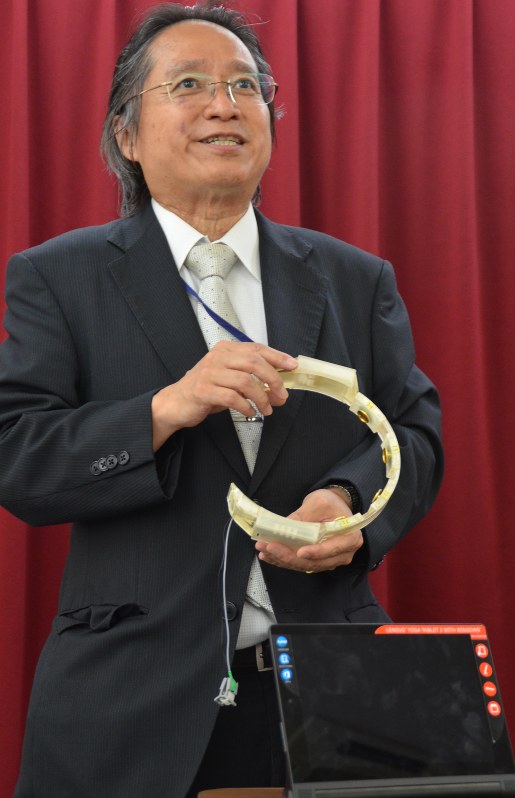 開発した感性計測装置を手にする中川教授=長岡技術科学大で