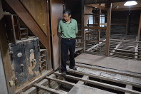 店内に立つ青柳さん。ボランティアが床や壁をはがしてくれた＝常総市水海道橋本町の青柳製麺所で