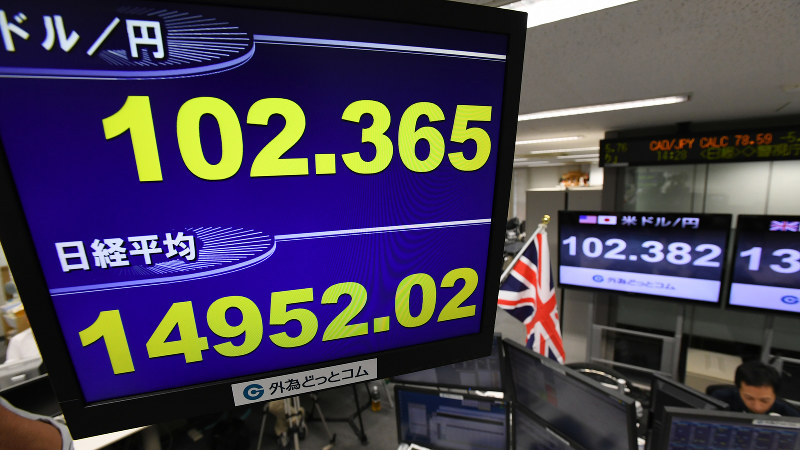 国民投票で英国のEU離脱が決まり、1万5000円を割った日経平均株価=2016年6月24日午後3時、内藤絵美撮影