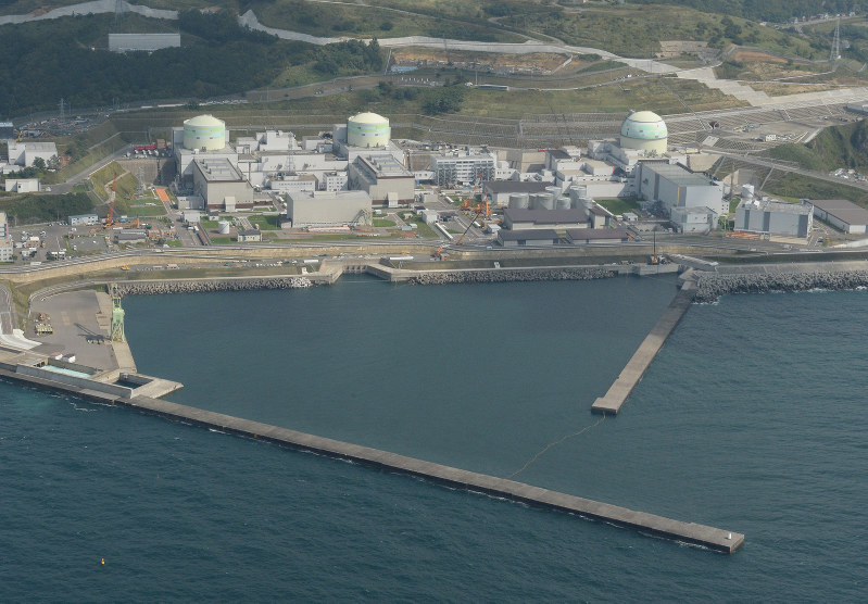 北海道電力泊原発1、2、3号機(左から)=泊村で、本社機「希望」から宮間俊樹撮影