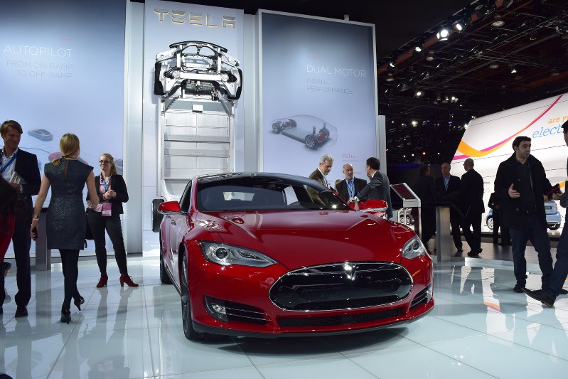 テスラ「モデルS」=米デトロイトで2015年1月12日、清水憲司撮影
