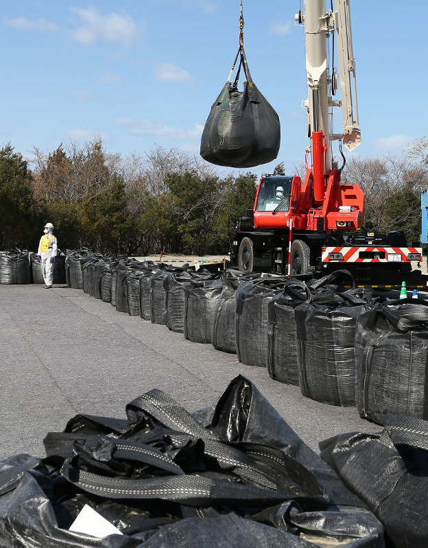 汚染土などが入ったバッグ(上)=福島県双葉町で2015年3月、小出洋平撮影
