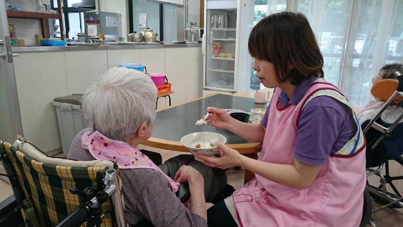 特養ホームの食事風景。入所者は要介護度の高い人ばかりだ=埼玉県北本市の特別養護老人ホーム「さくら苑」で2016年6月13日午前11時40分、稲田佳代撮影