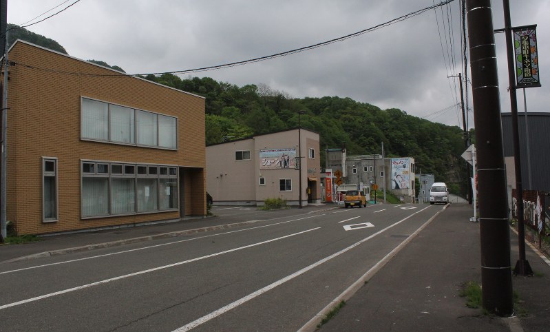 シャッターの下りた店が目立つ地方の商店街=夕張市本町の本町商店街で