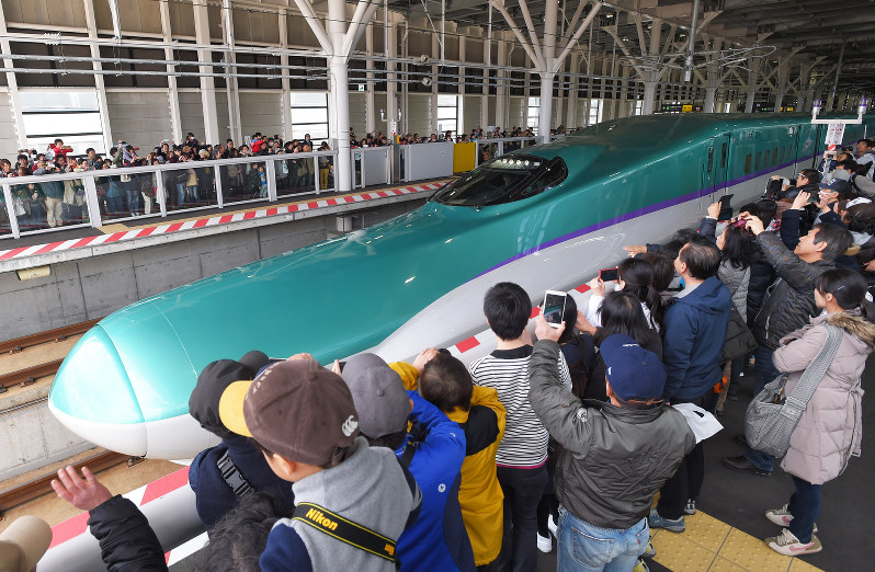開業翌日、東京に向かう北海道新幹線「はやぶさ」を見送る人たちで混雑する新函館北斗駅ホーム=北斗市で3月27日、手塚耕一郎撮影