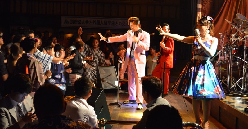 ロック演奏で踊る浴衣の留学生ら