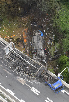 交通事故:トラック35m転落、1人死亡 奈良の名阪国道 [写真特集7/6 交通事故:トラック35m転落、1人死亡 奈良の名阪国道 [写真特集7/6