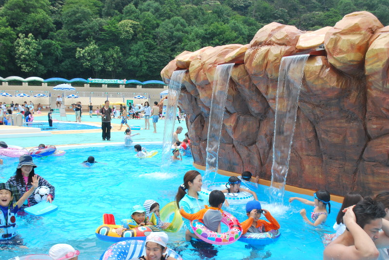 リニューアルした流水プールで水しぶきを上げる家族連れ=犬山市の日本モンキーパークで