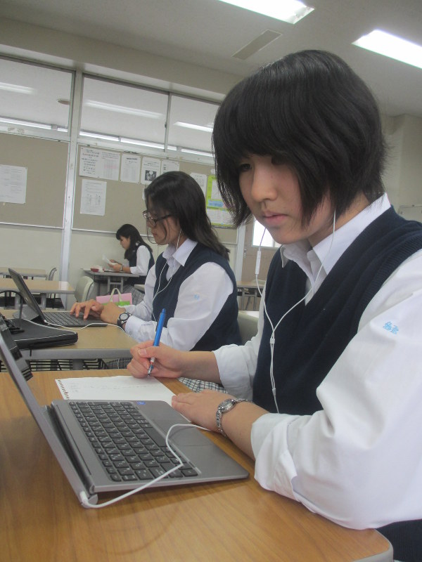 「スタディサプリ」で復習する高校生=千葉県柏市の芝浦工大柏中学高校で、伊澤拓也撮影