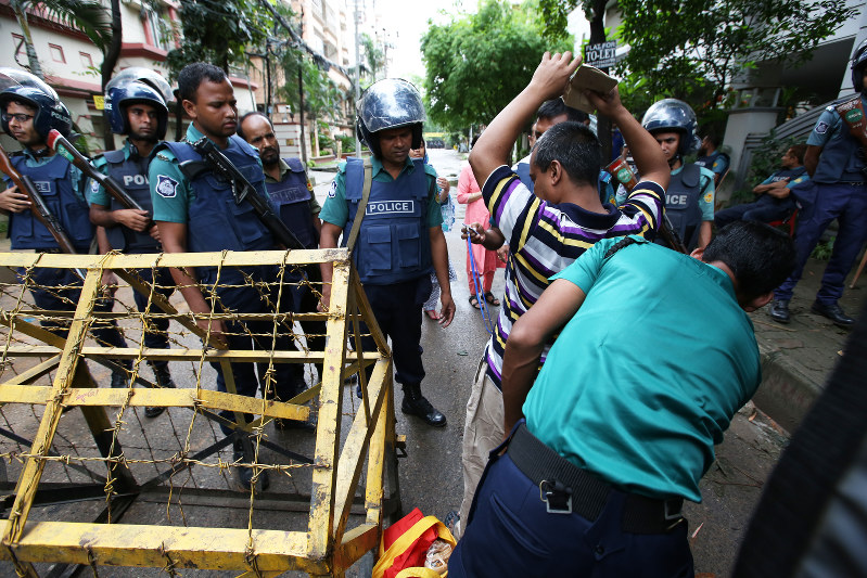 バングラテロ 恵まれた若者の凶行 外国人狙い入念に視察 毎日新聞
