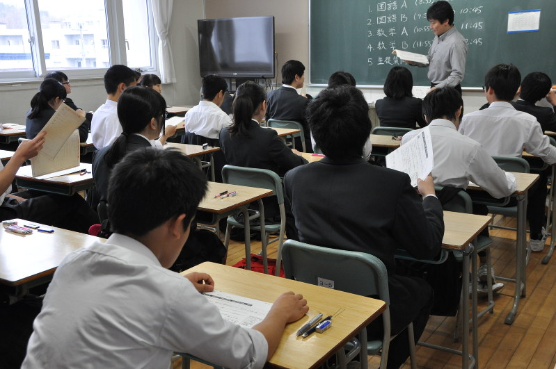 全国学力テストの説明を受ける中学3年のクラス=札幌市中央区の市立伏見中学校で4月19日