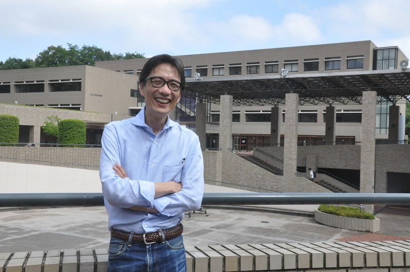 「教授になって3年目。学生たちの感じ方、考え方を日々フィールドワークしています」と笑顔で語る法政大学現代福祉学部の湯浅誠教授=東京都町田市の同大で2016年6月23日、五十嵐英美撮影