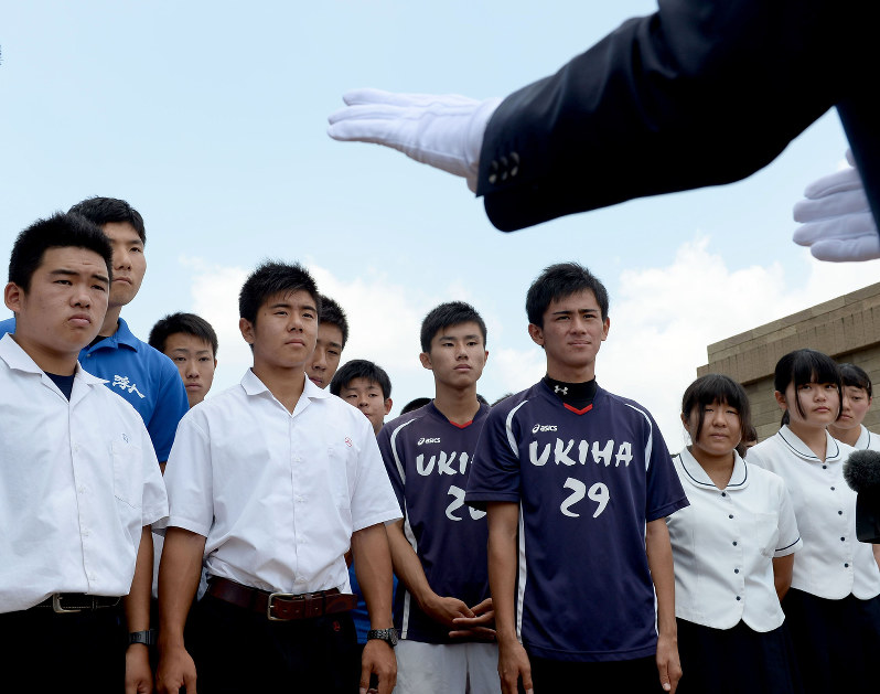 市長選候補者の演説を聞く高校生たち=福岡県うきは市で2016年6月26日、津村豊和撮影