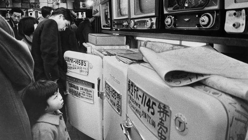電器店に並ぶ東芝の冷蔵庫=1959年撮影