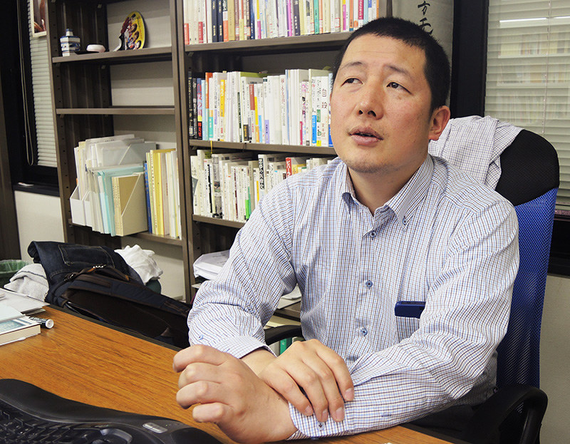 「宗教からのメッセージ」について説明する竹本了悟さん=京都市内で、玉木達也撮影
