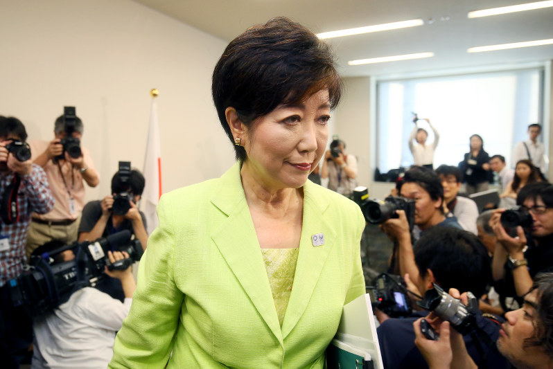 都知事選への出馬を正式に表明し、記者会見場を後にする小池百合子元防衛相(中央)=衆院第1議員会館で2016年7月6日午後5時42分、森田剛史撮影