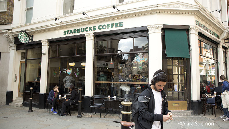 ロンドン中心部の街角にあるスターバックス