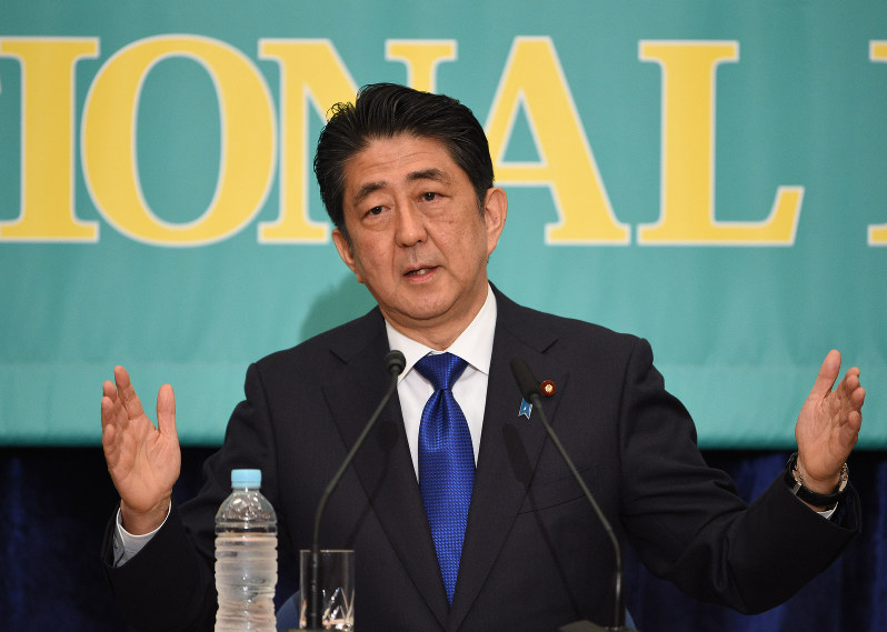 党首討論会での安倍首相。「税収増21兆円」とアベノミクスの果実を強調するが……=日本記者クラブで6月21日、丸山博撮影