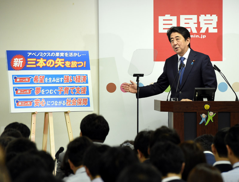 ボードを使い記者会見で経済政策を説明する安倍晋三首相=東京・永田町の自民党本部で24日午後6時4分、竹内幹撮影