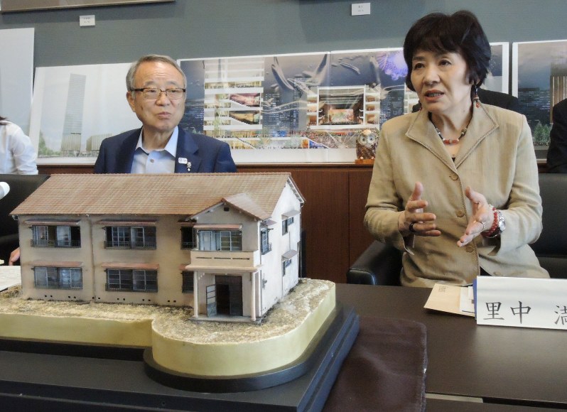 豊島区役所で開かれた記者会見で、トキワ荘の模型(50分の1)を前に復元への思いを語る里中満智子さん(右)と同区の高野之夫区長=豊島区役所で2016年7月7日、野島康祐撮影