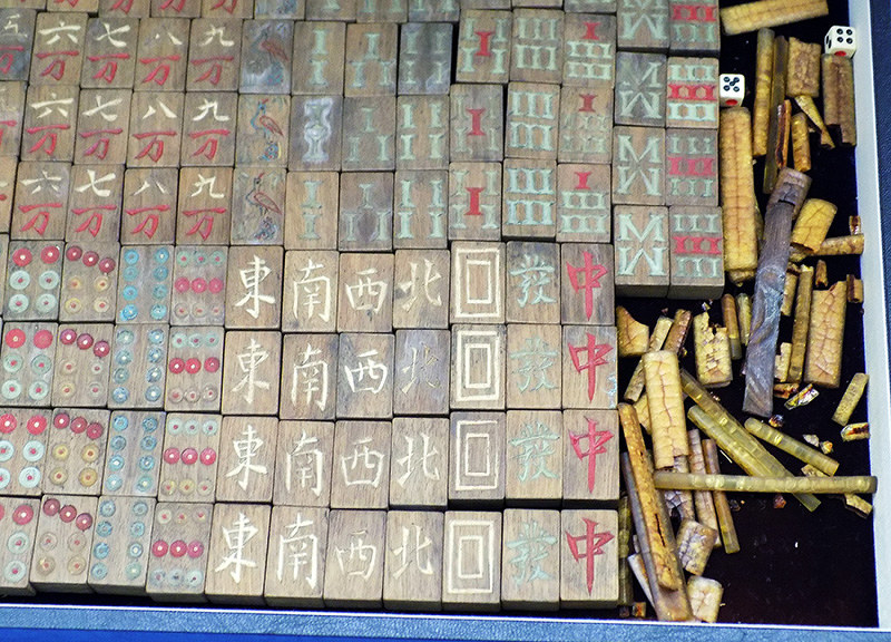 東京・巣鴨プリズンに収容された第二次世界大戦の戦犯が、作業用の木材や歯ブラシの柄を加工して作ったマージャン牌と点棒=東大阪市の大阪商業大アミューズメント産業研究所で、新土居仁昌撮影
