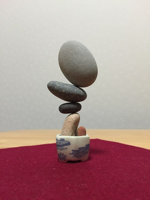 作品は、石積みアート「ロックバランシング」の石花ちとくさん