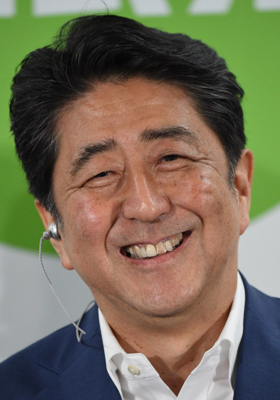 順調に議席を獲得し、テレビ中継のやりとりで顔をほころばす安倍晋三首相＝東京都千代田区で２０１６年７月１０日午後１０時５分、藤井太郎撮影