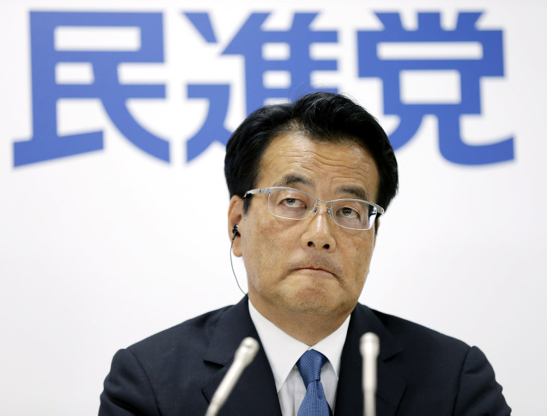 テレビ局のインタビュー中、一点を見つめる民進党の岡田克也代表=東京都千代田区で2016年7月10日午後10時59分、貝塚太一撮影