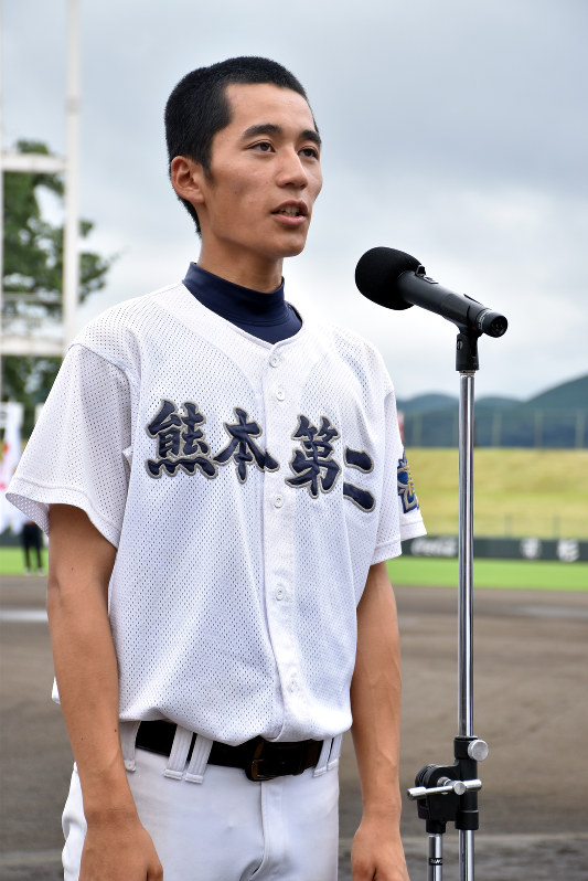 選手宣誓する熊本二の倉岡主将=熊本市中央区の藤崎台県営野球場で2016年7月10日、出口絢撮影