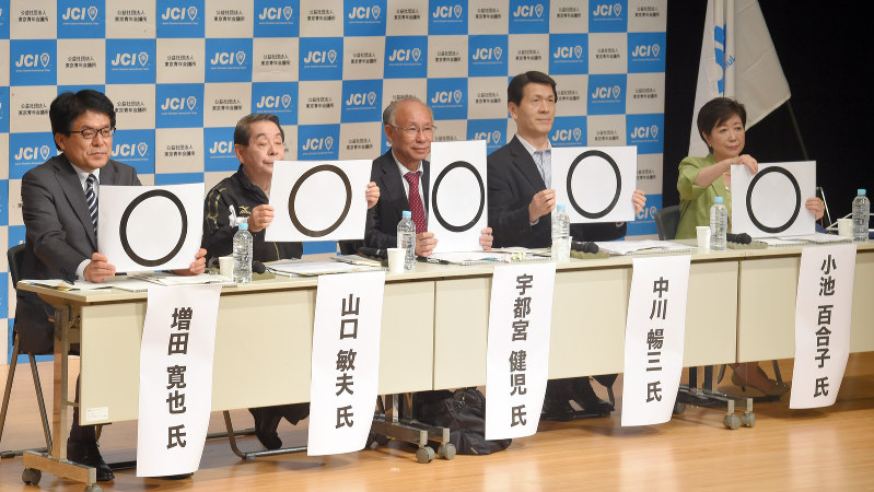 公開討論会に臨む東京都知事選の立候補予定者=2016年7月12日、喜屋武真之介撮影