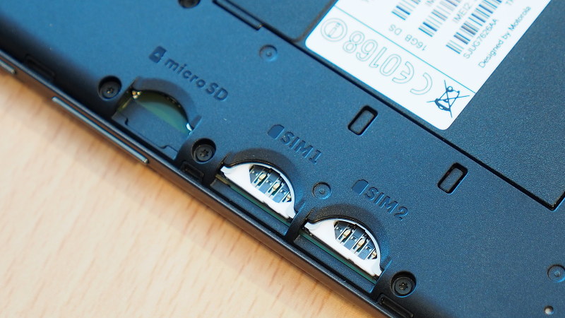 SIMカードを2枚挿せる仕様になっている、モトローラの「モトG4プラス」