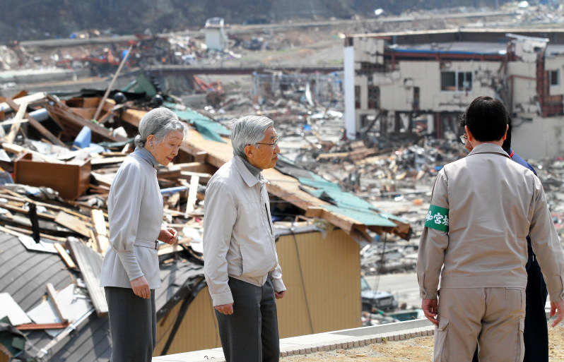 東日本大震災で被災した宮城県南三陸町を視察される天皇、皇后両陛下=同町歌津で2011年4月27日(代表撮影)