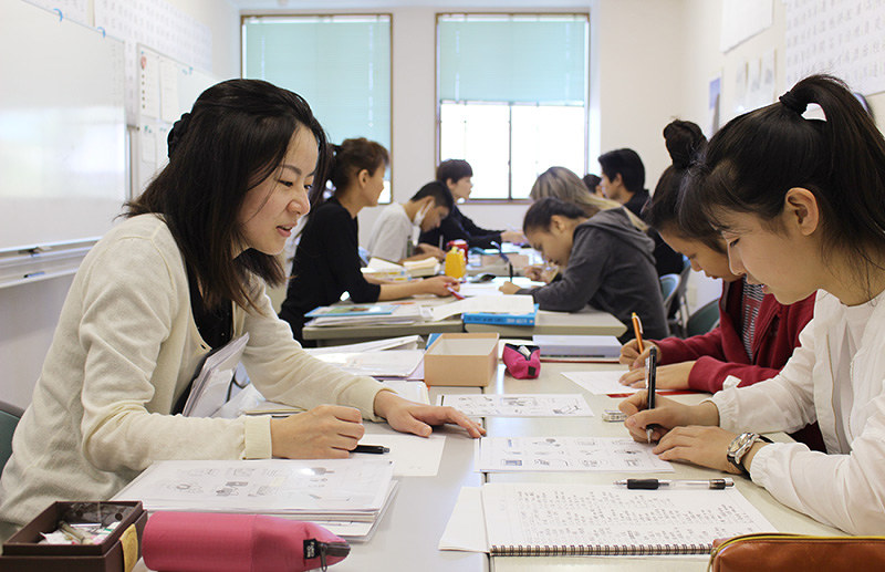 指導員(左側)が少人数に教える形式の日本語教室「虹」=滋賀県草津市草津1で、大澤重人撮影