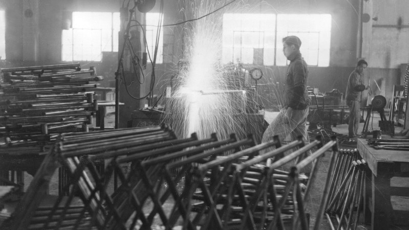 自転車製作工場での作業=1948年撮影